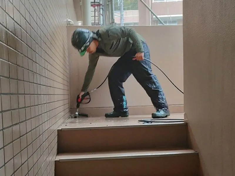 スーパーペイント:高性能コーキング剤「オートンイクシード」を採用