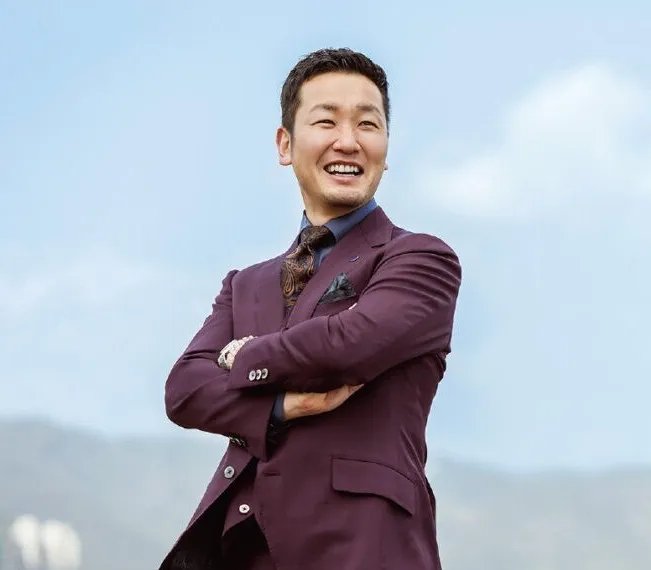 誠進堂の社長は紫色のスーツ